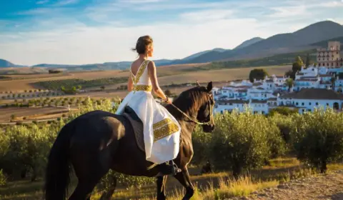 Frau reitet in Spanien in Andalusien
