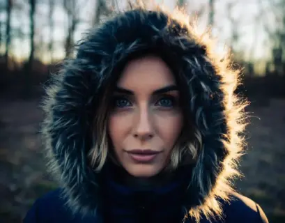 Frau schaut mit dicker Kapuze in die Kamera