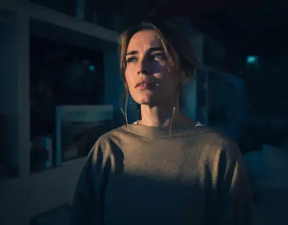 Frau schaut traurig und hat Burnout