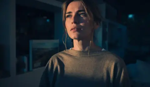 Frau schaut traurig und hat Burnout