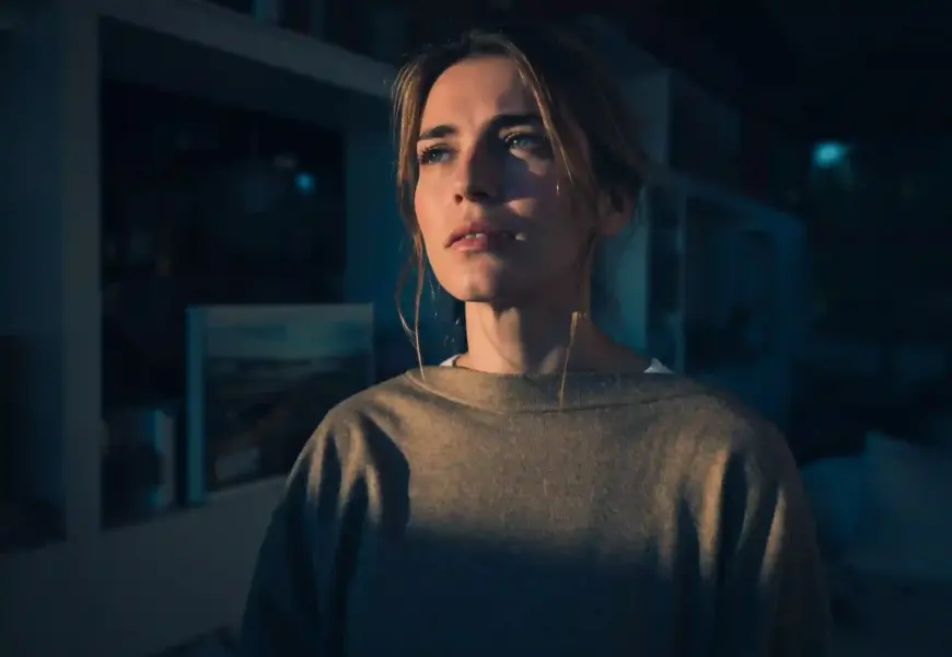 Frau schaut traurig und hat Burnout