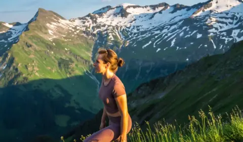 Frau wandert in den Österreichischen Alpen