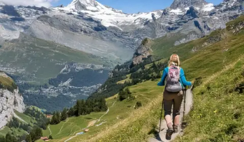 Frau wandert in der Schweoz