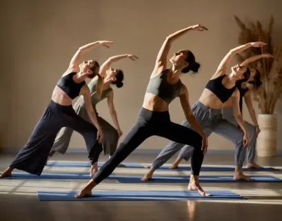 Frauen machen Yoga während ihrer 300 Stunden Yoga Ausbildung