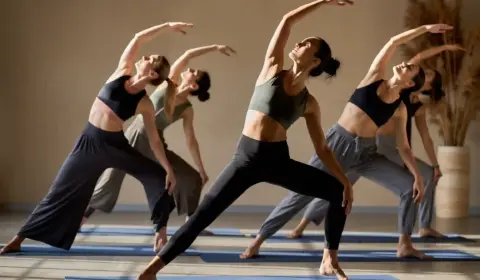 Frauen machen Yoga während ihrer 300 Stunden Yoga Ausbildung