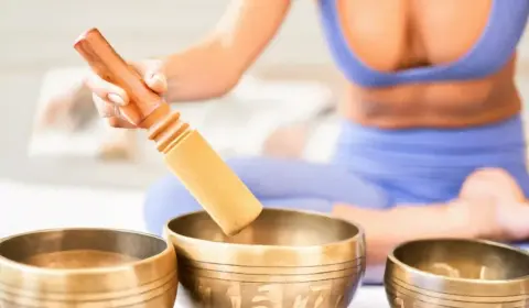 Klangschalen mit einer Frau im Hintergrund