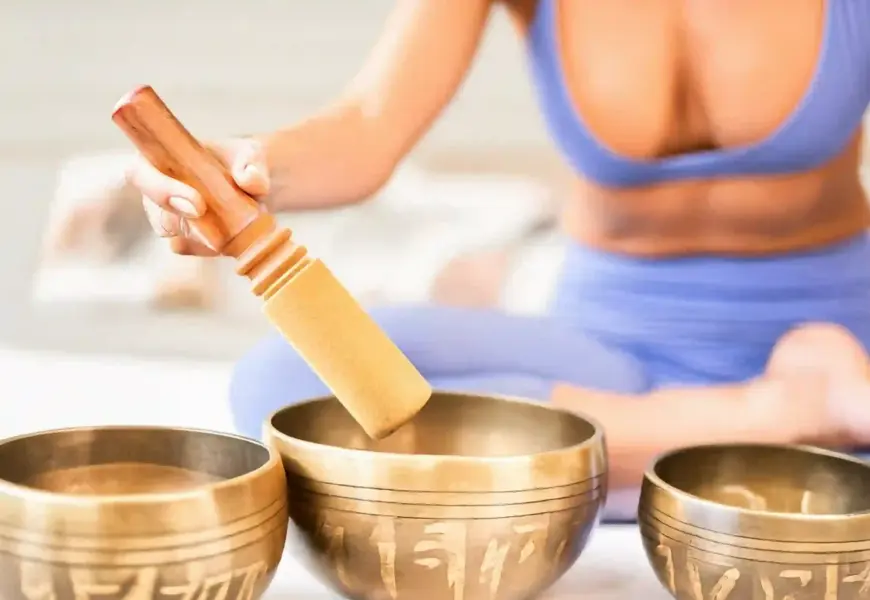 Klangschalen mit einer Frau im Hintergrund