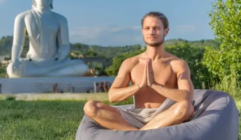 Mann meditiert auf einem Sitzsack