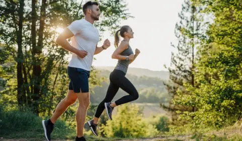 Mann und Frau joggen draußen