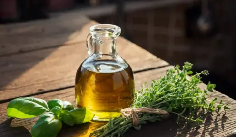 Olivenöl Flasche mit Kräutern