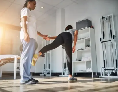 Frau macht Physiotherapie mit der Physiotherapeutin