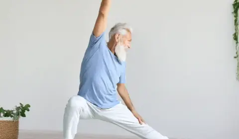 Senior macht Yoga