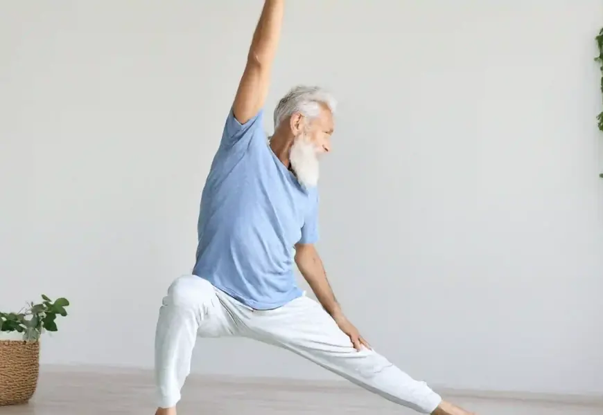 Senior macht Yoga