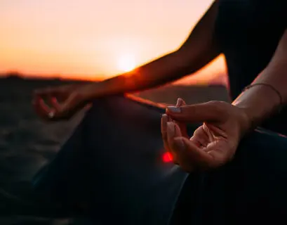 Frau macht eine Achtsamkeitsmeditation