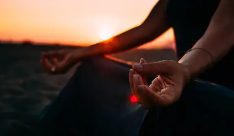 Frau macht eine Achtsamkeitsmeditation