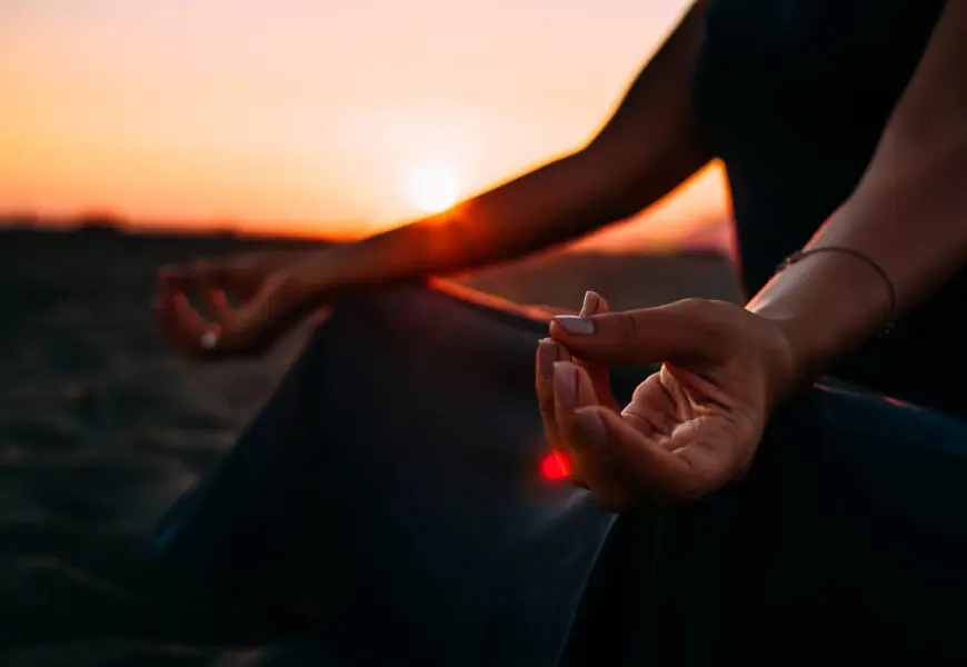 Frau macht eine Achtsamkeitsmeditation