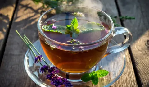 Detox-Tee mit Kräutern