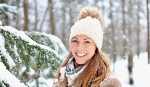 Frau lächelt in der Winterlandschaft