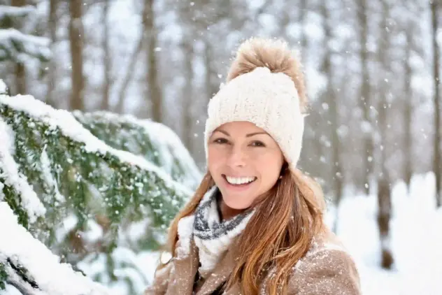 Frau lächelt in der Winterlandschaft