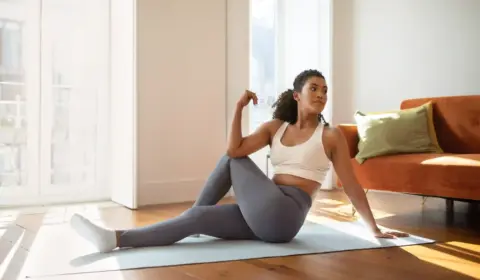 Frau macht den Twist beim Yoga