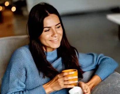 Frau macht es sich gemütlich mit einer Tasse Tee