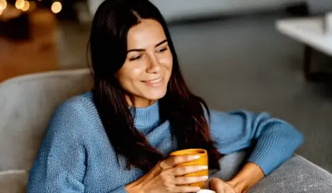 Frau macht es sich gemütlich mit einer Tasse Tee