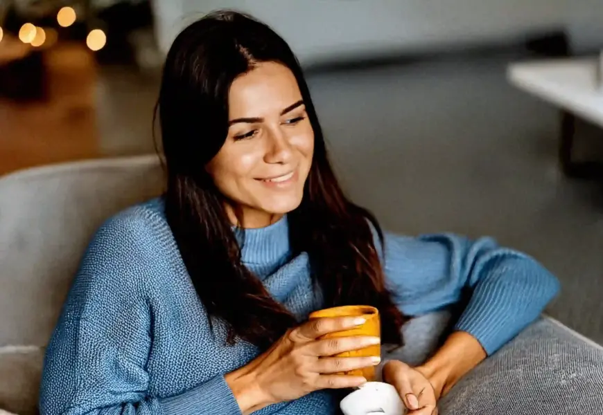 Frau macht es sich gemütlich mit einer Tasse Tee