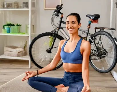 frau macht yoga neben ihrem Fahrrad