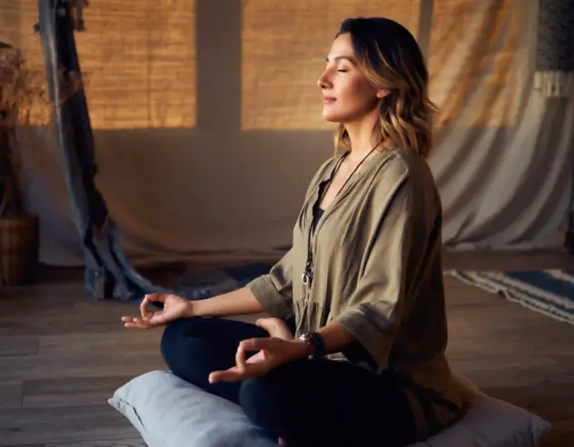 Frau meditiert