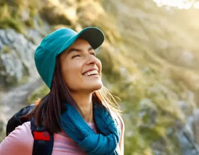 Frau wandert und macht tiefe, bewusste Atemzüge