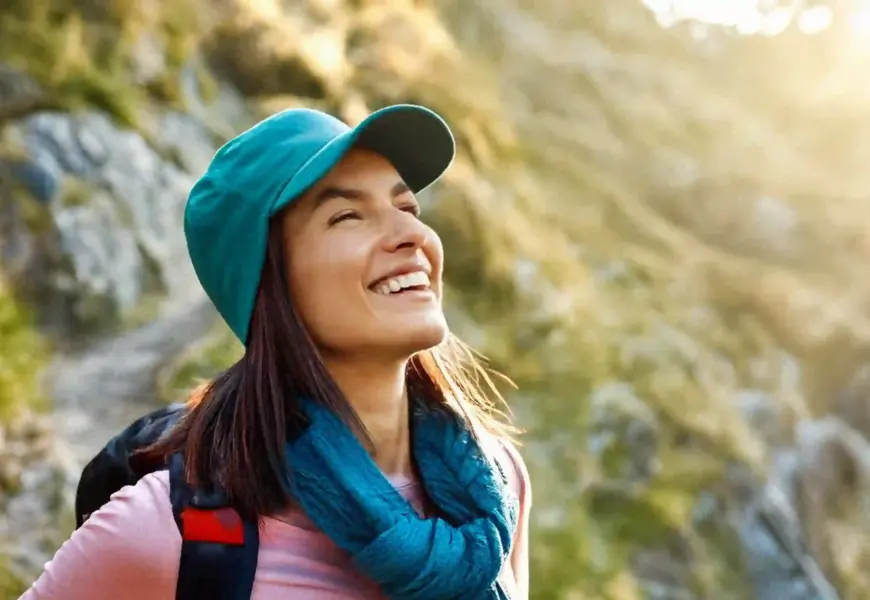Frau wandert und macht tiefe, bewusste Atemzüge