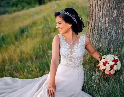 Hübsche Braut draußen an einem Baum