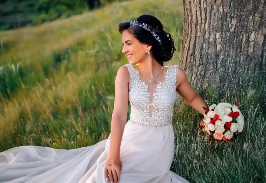 Hübsche Braut draußen an einem Baum