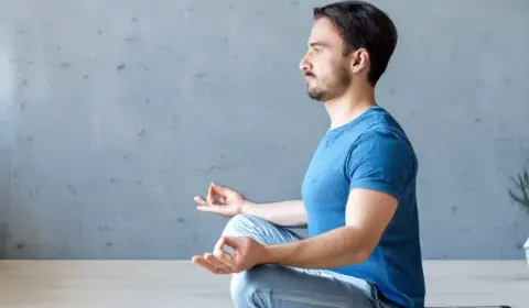 Mann meditiert