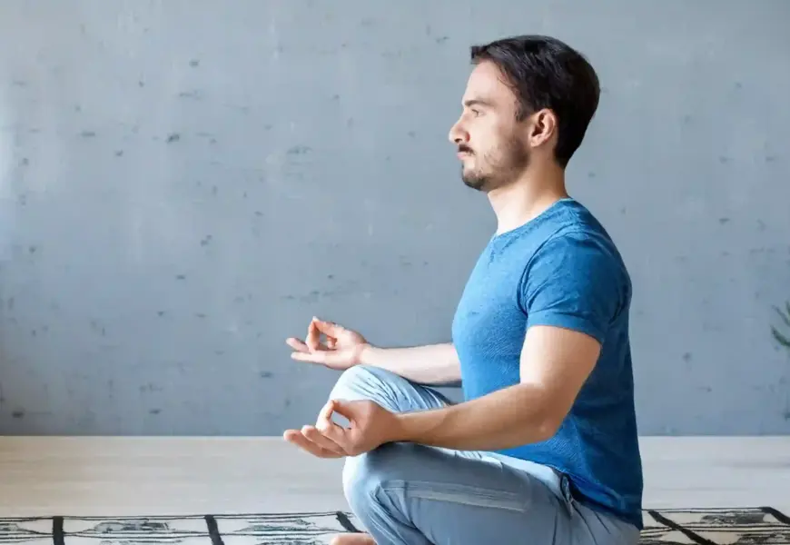 Mann meditiert