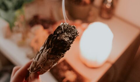 Frau räuchert ihre Wohnung an den Rauhnächten