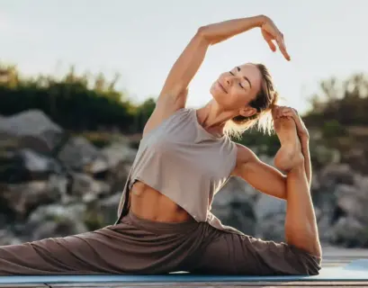 Selbstbewusste Frau macht Yoga