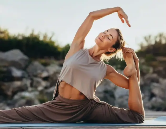Selbstbewusste Frau macht Yoga