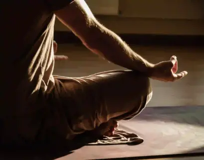 Mann meditiert während seiner Yin Yoga Ausbildung