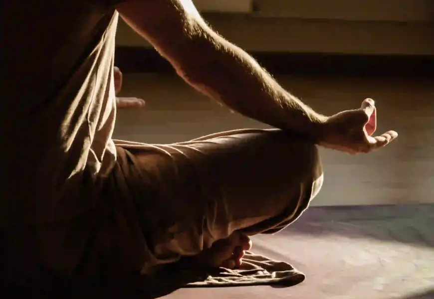 Mann meditiert während seiner Yin Yoga Ausbildung