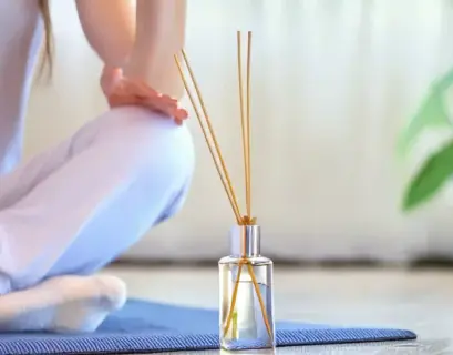 Fläschchen auf dem Boden neben einer Yogamatte