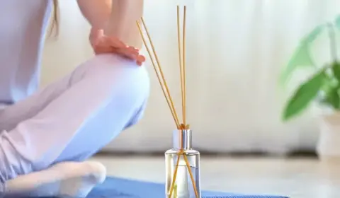 Fläschchen auf dem Boden neben einer Yogamatte