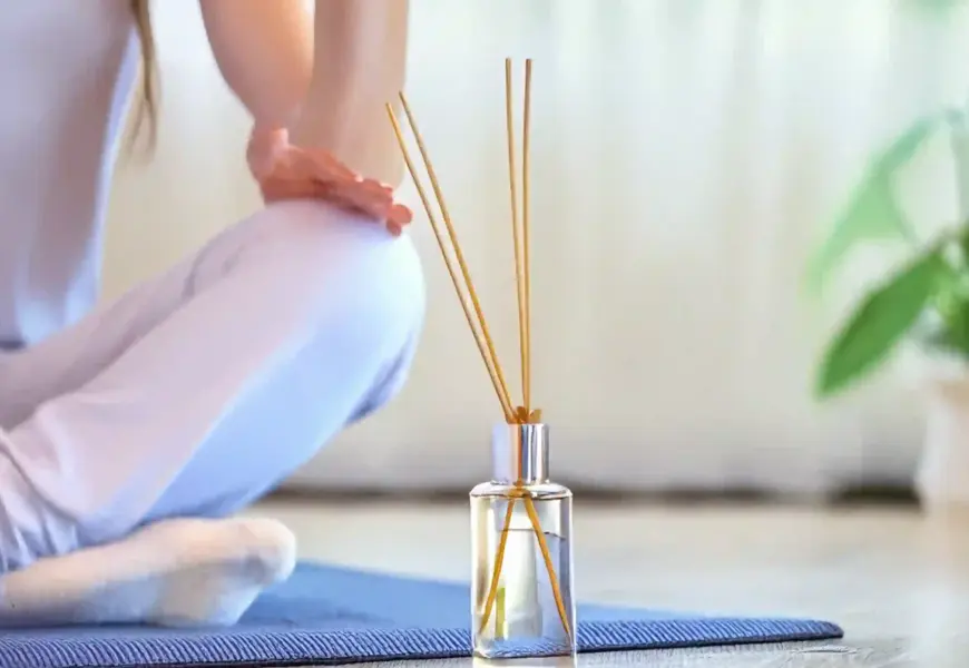 Fläschchen auf dem Boden neben einer Yogamatte