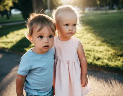 Zwei kleine 2-jährige Kinder