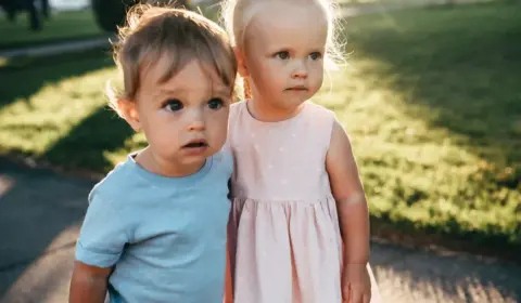 Zwei kleine 2-jährige Kinder