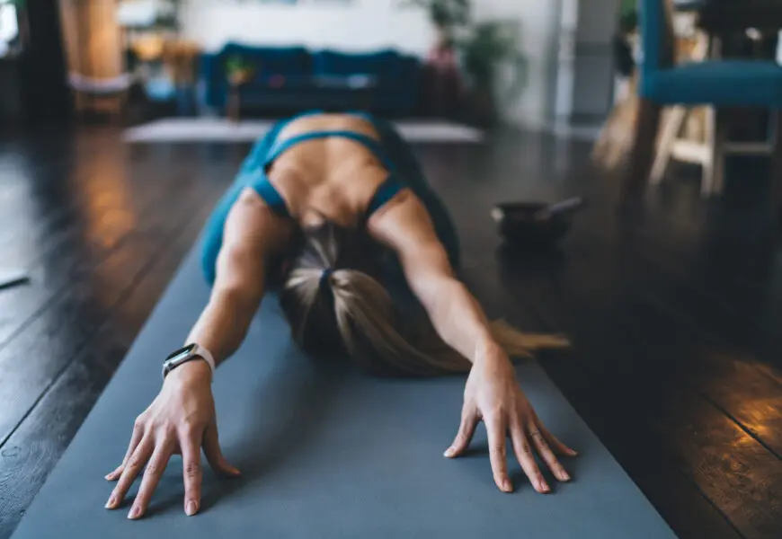 Frau macht eine Yogaübung auf der Yogamatte