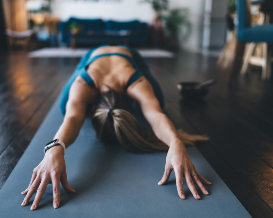 Frau macht eine Yogaübung auf der Yogamatte