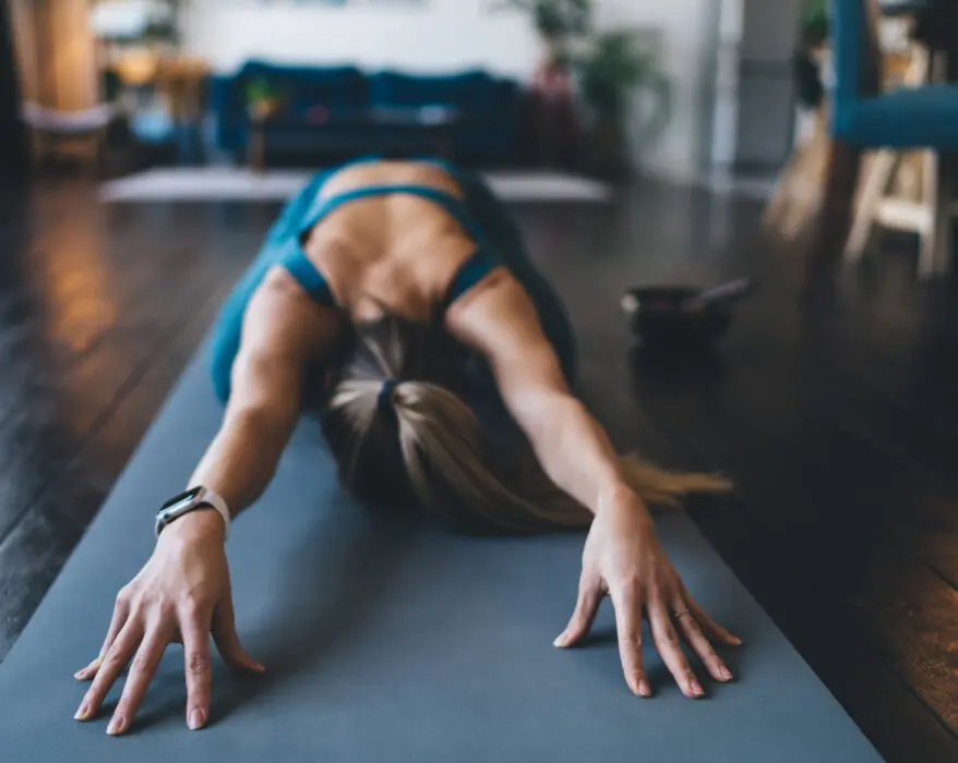 Frau macht eine Yogaübung auf der Yogamatte
