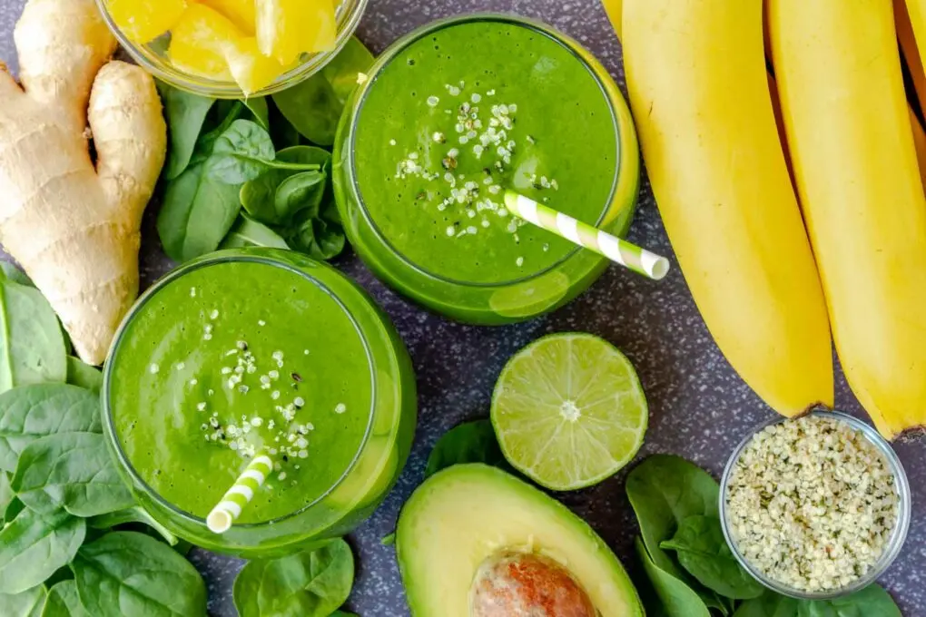 Zwei Grüne Smoothies von oben