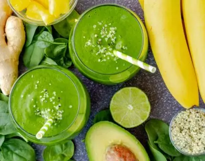 Zwei Grüne Smoothies von oben